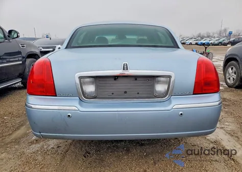 2005 Lincoln Town Car Signature Limited z USA, uszkodzony, nr VIN 1LNHM82W35Y636892